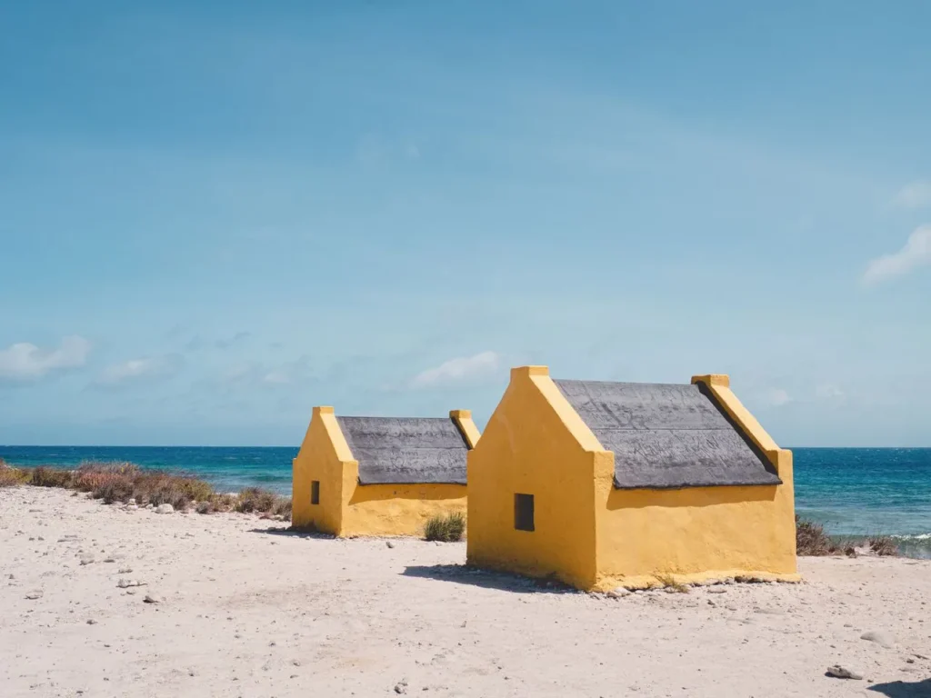 Huisjes aan de kust van Bonaire.